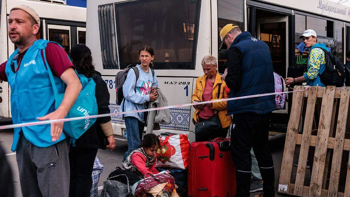 Autoridades ucranianas logran evacuar cerca de 500 civiles de Mariúpol (1)